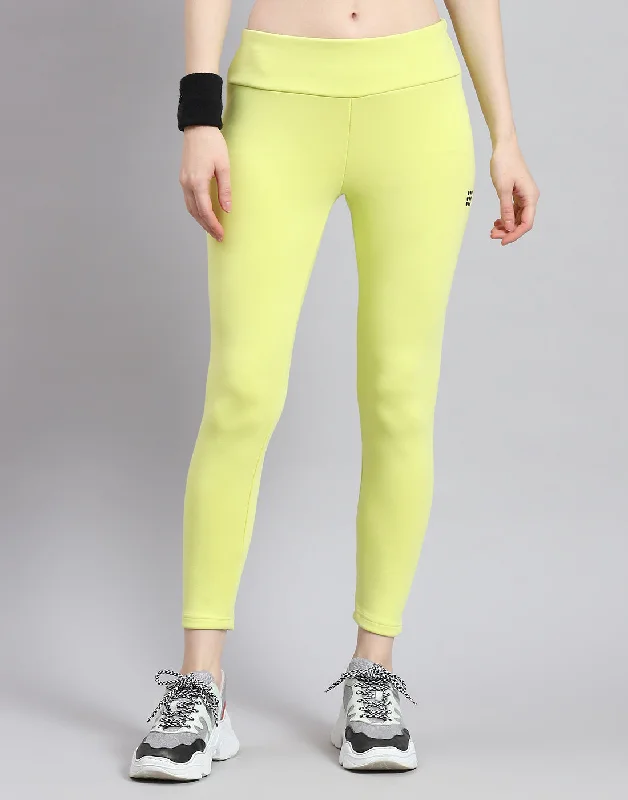 Women's Denim - Look Tight Trousers in Light Blue for a Casual and Versatile OptionWomen Green Solid Regular Fit Legging